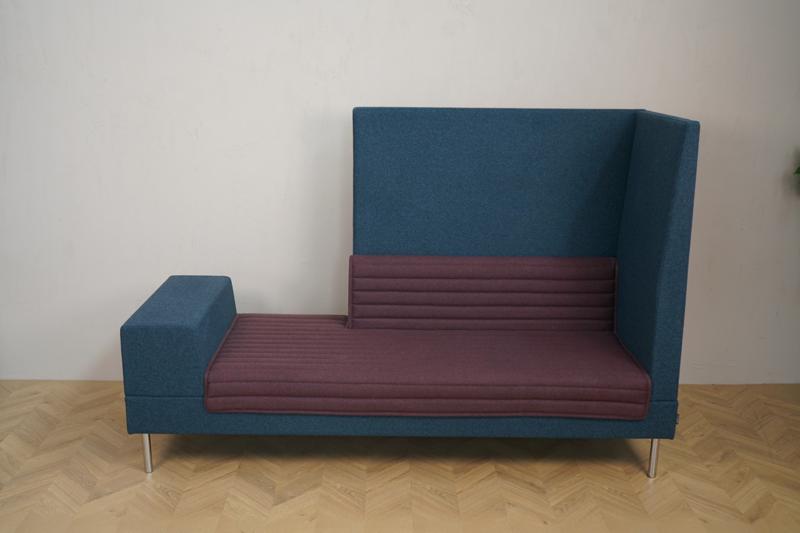 Frontbillede af Offect kontorsofa i mørkeblå og rød med mål 200x70x167 cm, moderne og slidstærk loungesofa til kontormiljøer.